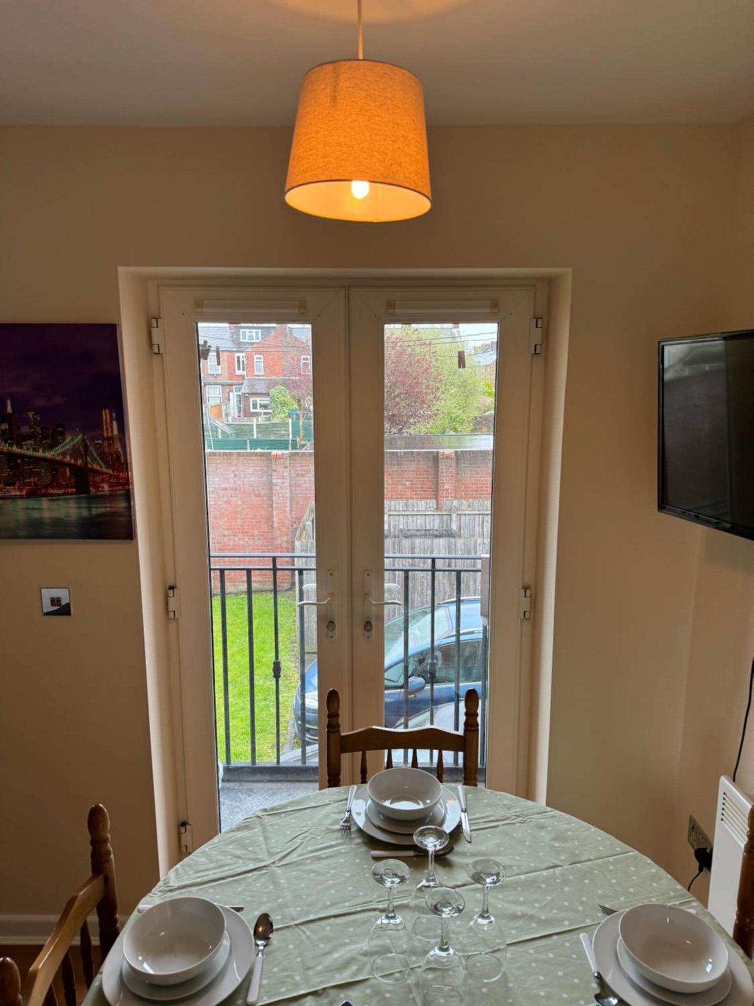 Apartment Modern, Quiet, Sleeps 9, Etihad, Coop Live,