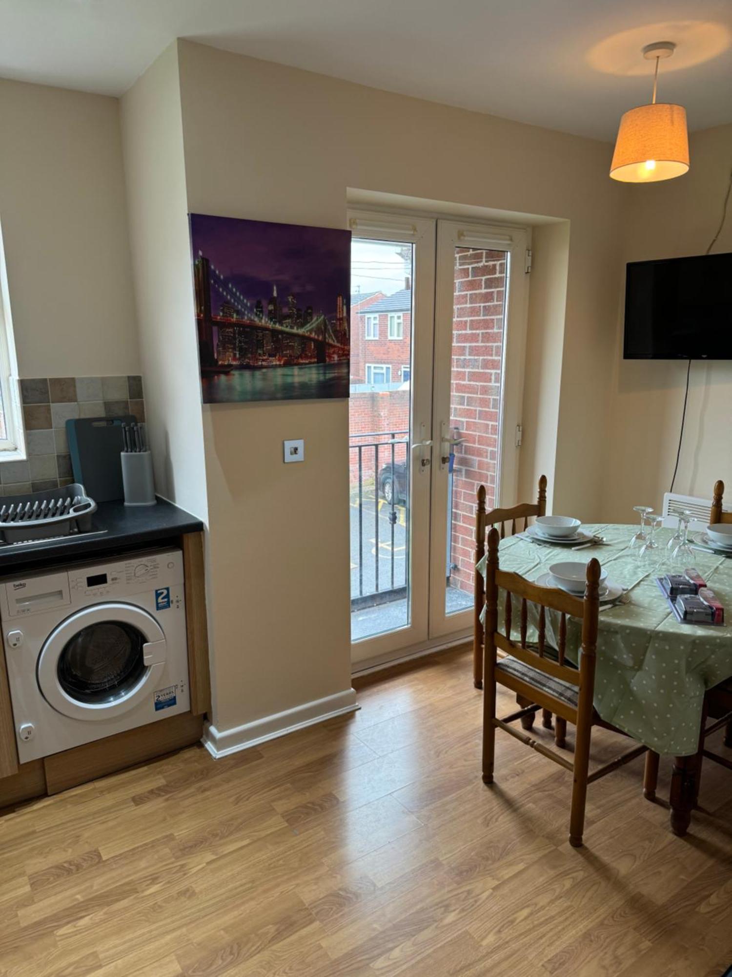 Apartment Modern, Quiet, Sleeps 9, Etihad, Coop Live, *