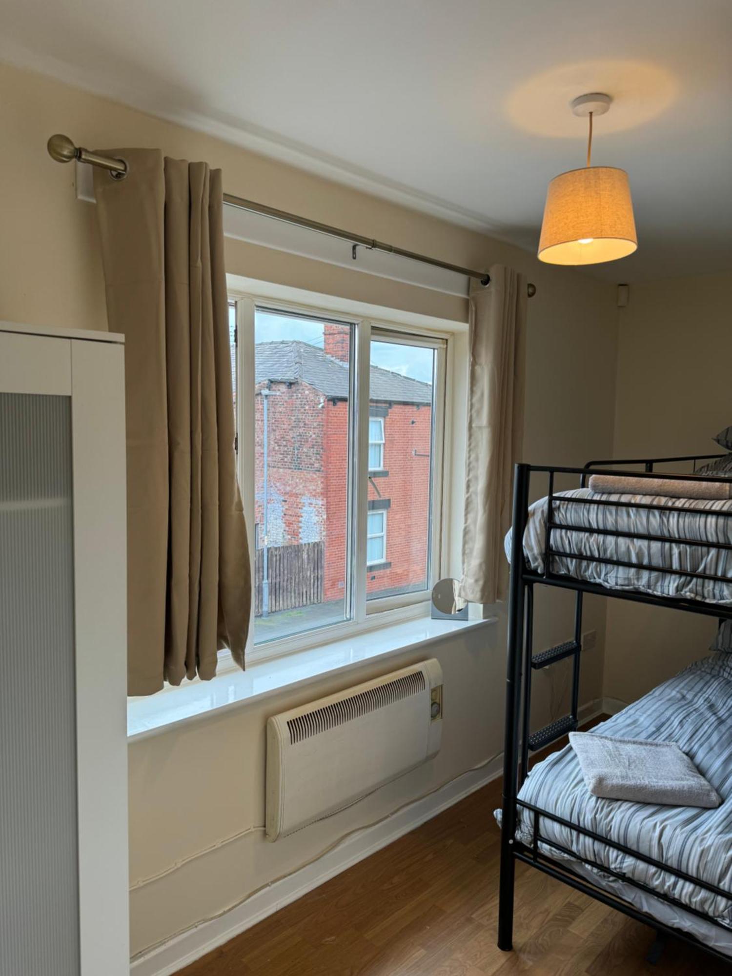 Apartment Modern, Quiet, Sleeps 9, Etihad, Coop Live,