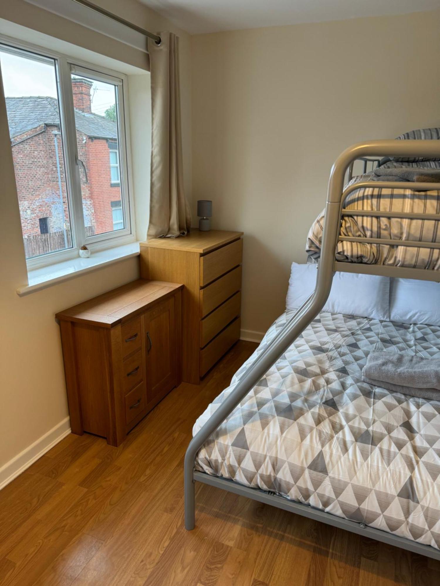 Apartment Modern, Quiet, Sleeps 9, Etihad, Coop Live, *